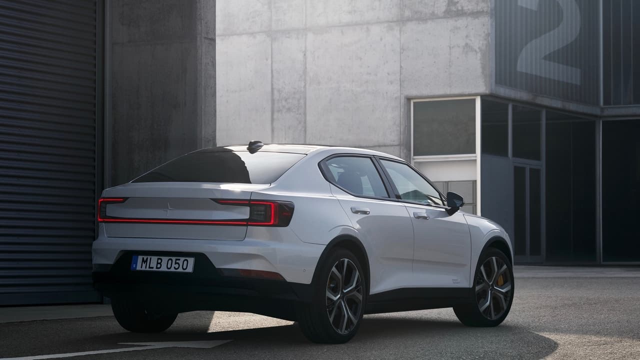 La energía eléctrica del Polestar 2 es almacenada en una batería de 78-Kw conformada por 27 módulos que conforman el suelo del vehículo, por lo que no roba espacio en la cabina ni en el maletero. Esta configuración también 
<b>ayuda a la estabilidad del vehículo </b>ya que baja su centro de gravedad.