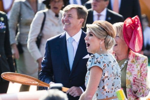 La popularidad del monarca está estrechamente vinculada a la reina consorte, Máxima, en ocasiones llamada la “Evita Perón de los Países Bajos”, que -según Zwaap- tiene el “talento innato de generar simpatía y poner en marcha la máquina publicitaria”.