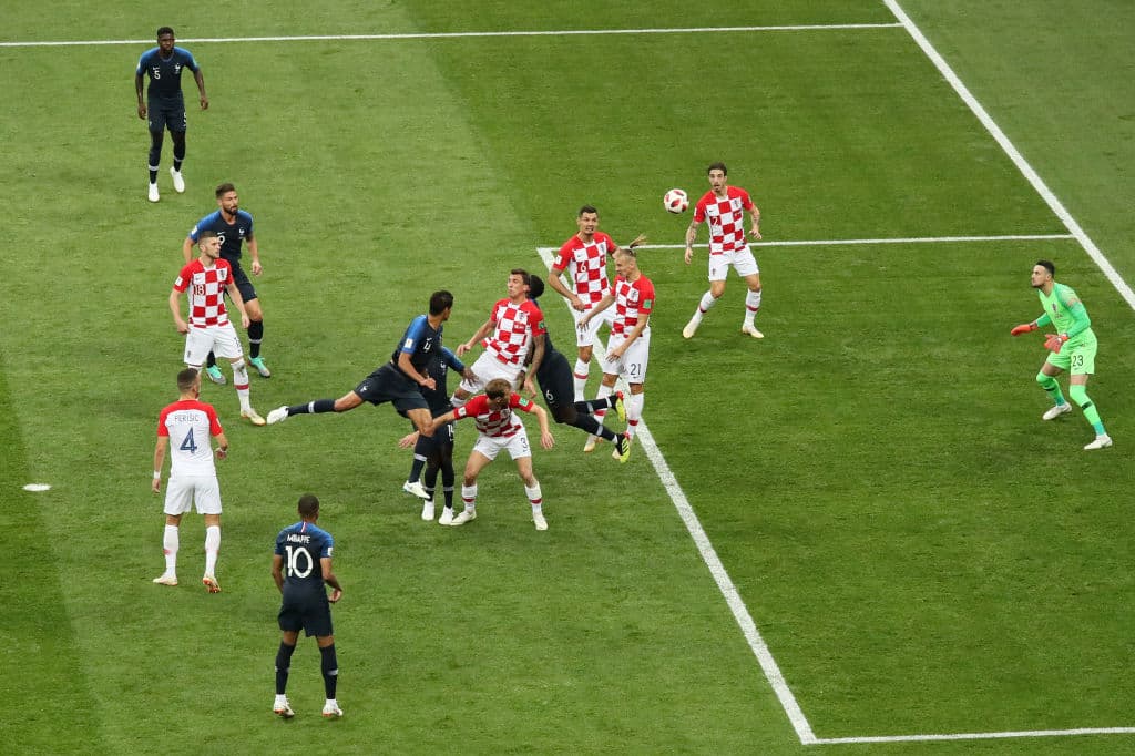 Al minuto 18 llegó el primer hecho histórico con el autogol de Mario Mandzukic para el 1-0 de Francia, tras cobro de Antoine Griezmann.