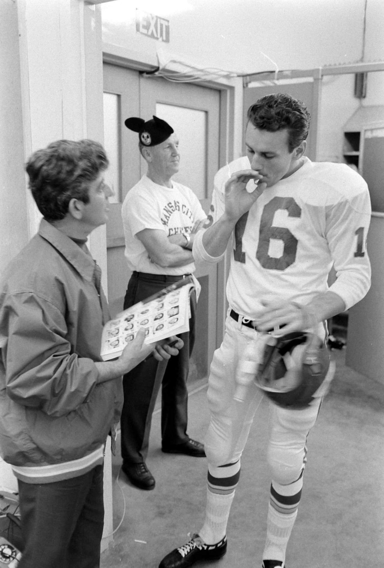 Len Dawson, quarterback de Kansas City, fuma un cigarro en vestidores.