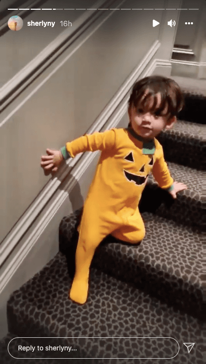 Aprovechando que estaban en Europa, Sherlyn llevó a su pequeño a Disneyland París y más tarde mostró que por la fecha le puso una pijama de calabaza.