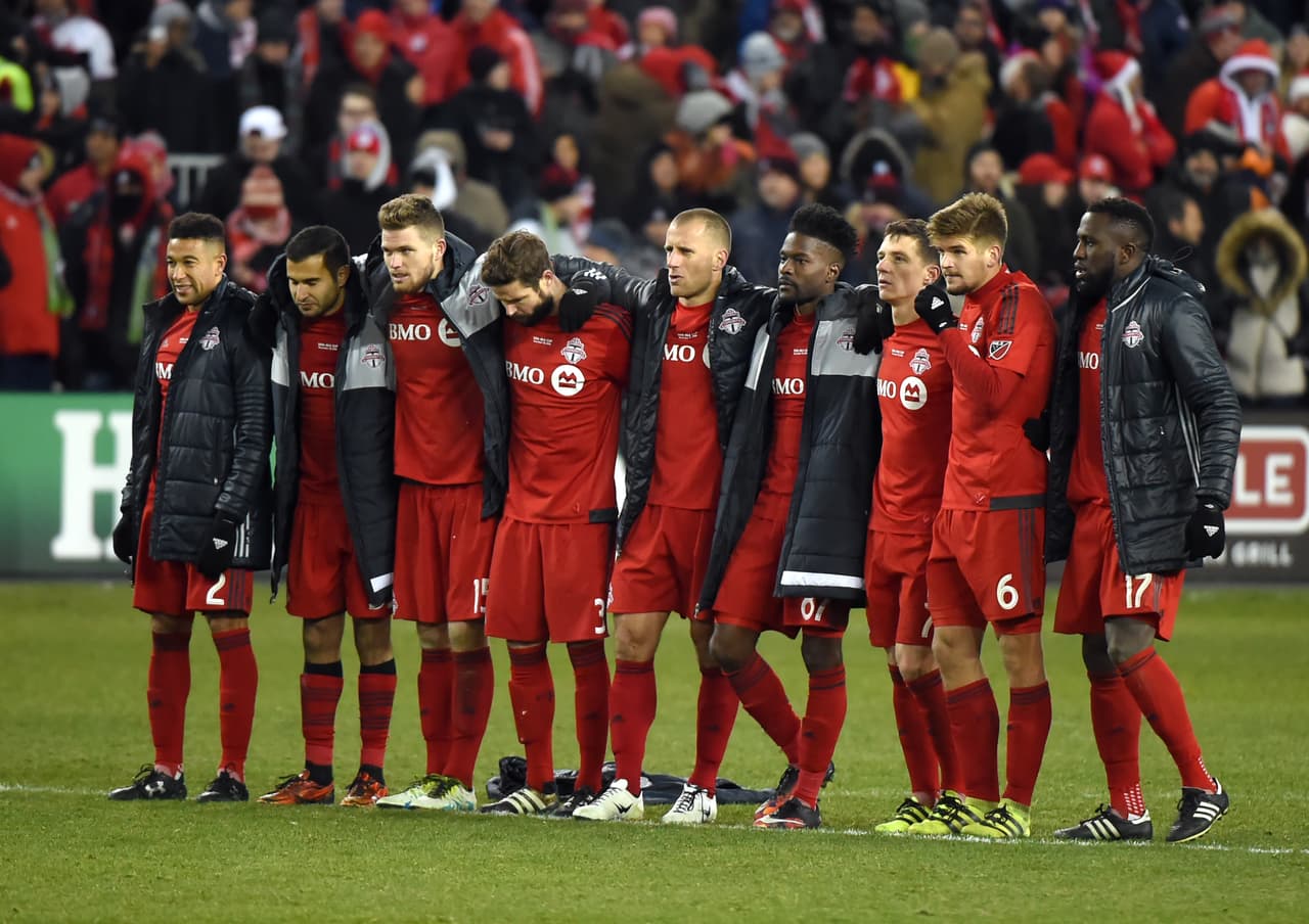 Toronto FC mirando ansiosamente la tanda de penales con la que perderían la MLS Cup 2016.