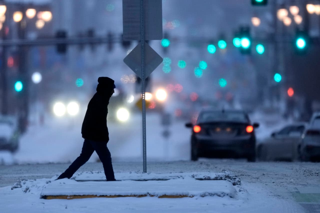 Este hombre desafía las temperaturas bajo cero que se registraron ayer en el centro de Kansas City, Misouri.