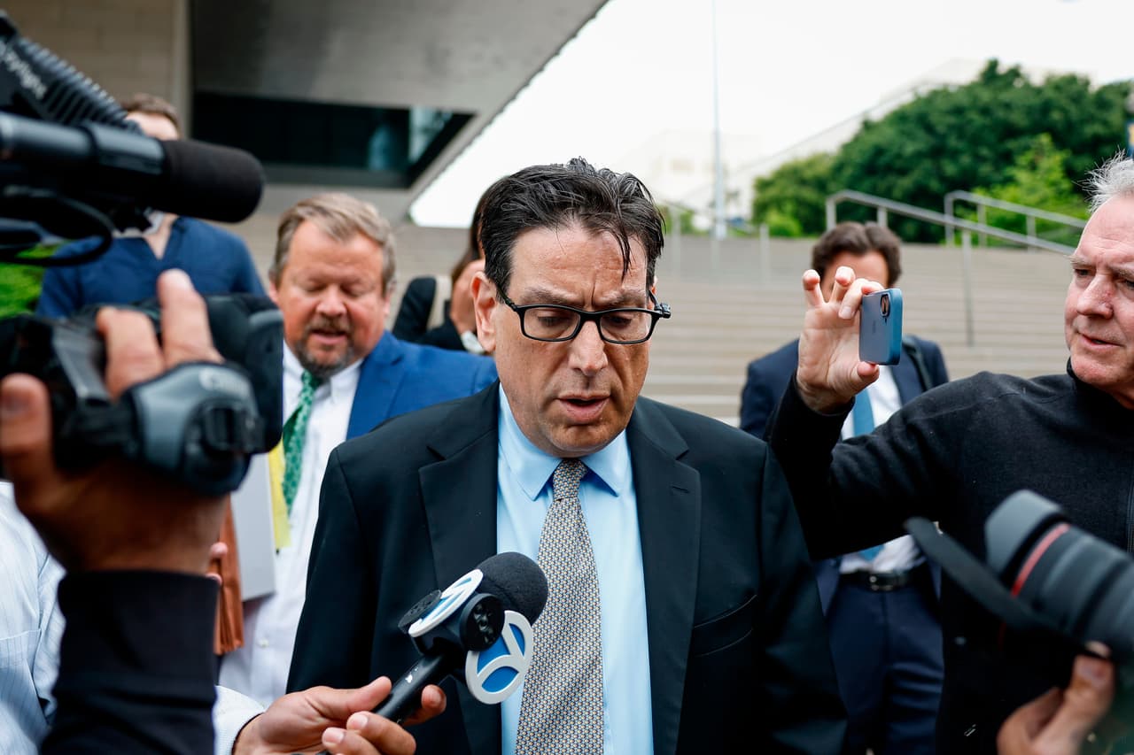 Erik Fleming sale del tribunal federal de Los Ángeles tras ser sentenciado en relación con la muerte por sobredosis de ketamina del actor Matthew Perry, el miércoles 13 de mayo de 2026, en Los Ángeles. (Foto AP/Caroline Brehman)
<br>