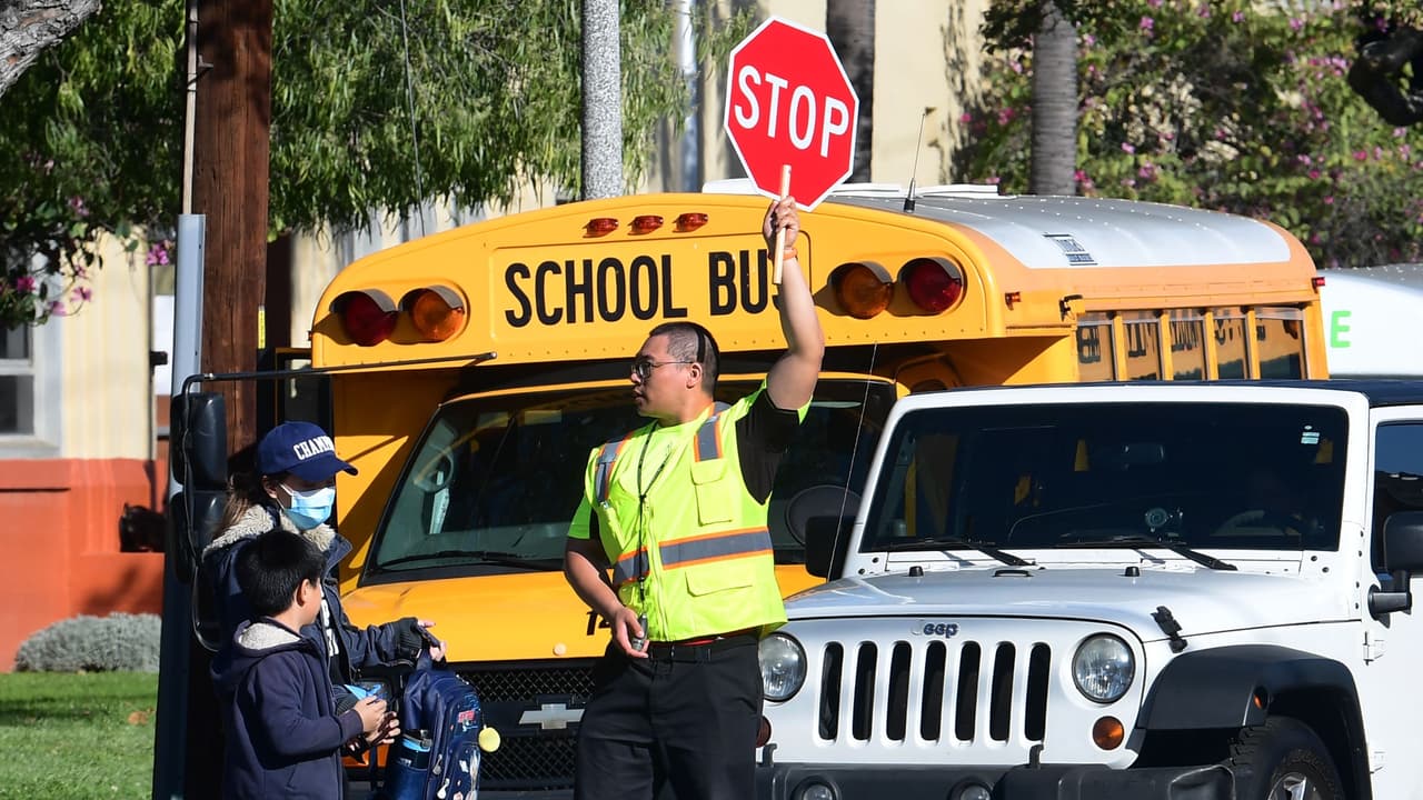 Contagios de covid-19 en alumnos y maestros obligan al cierre de escuelas en West Contra Costa