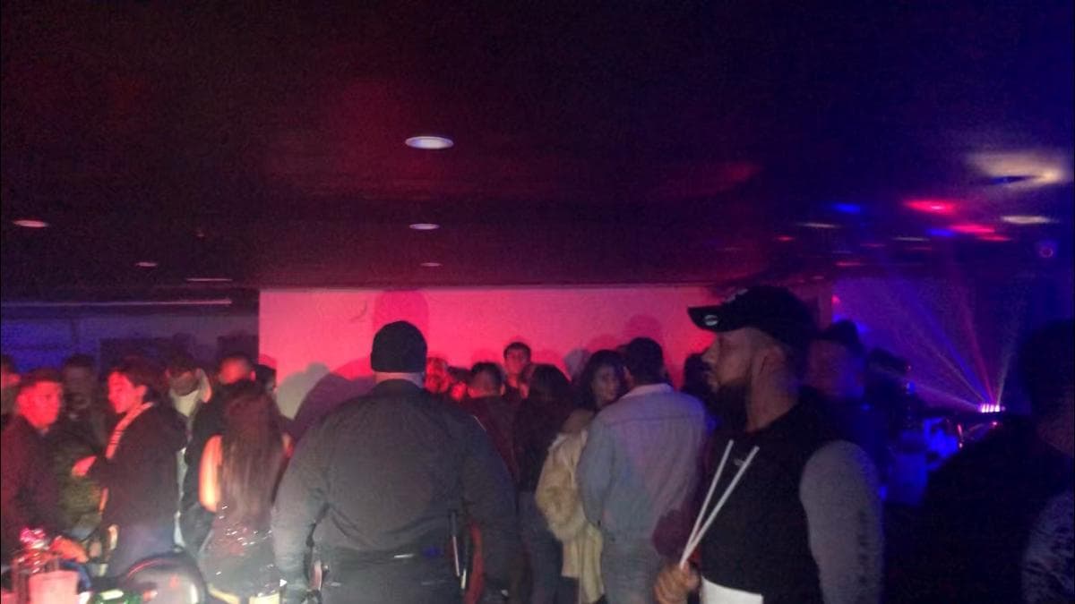 Fiesta ilegal en Queens: Más de 300 personas son descubiertas dentro de un bar clandestino