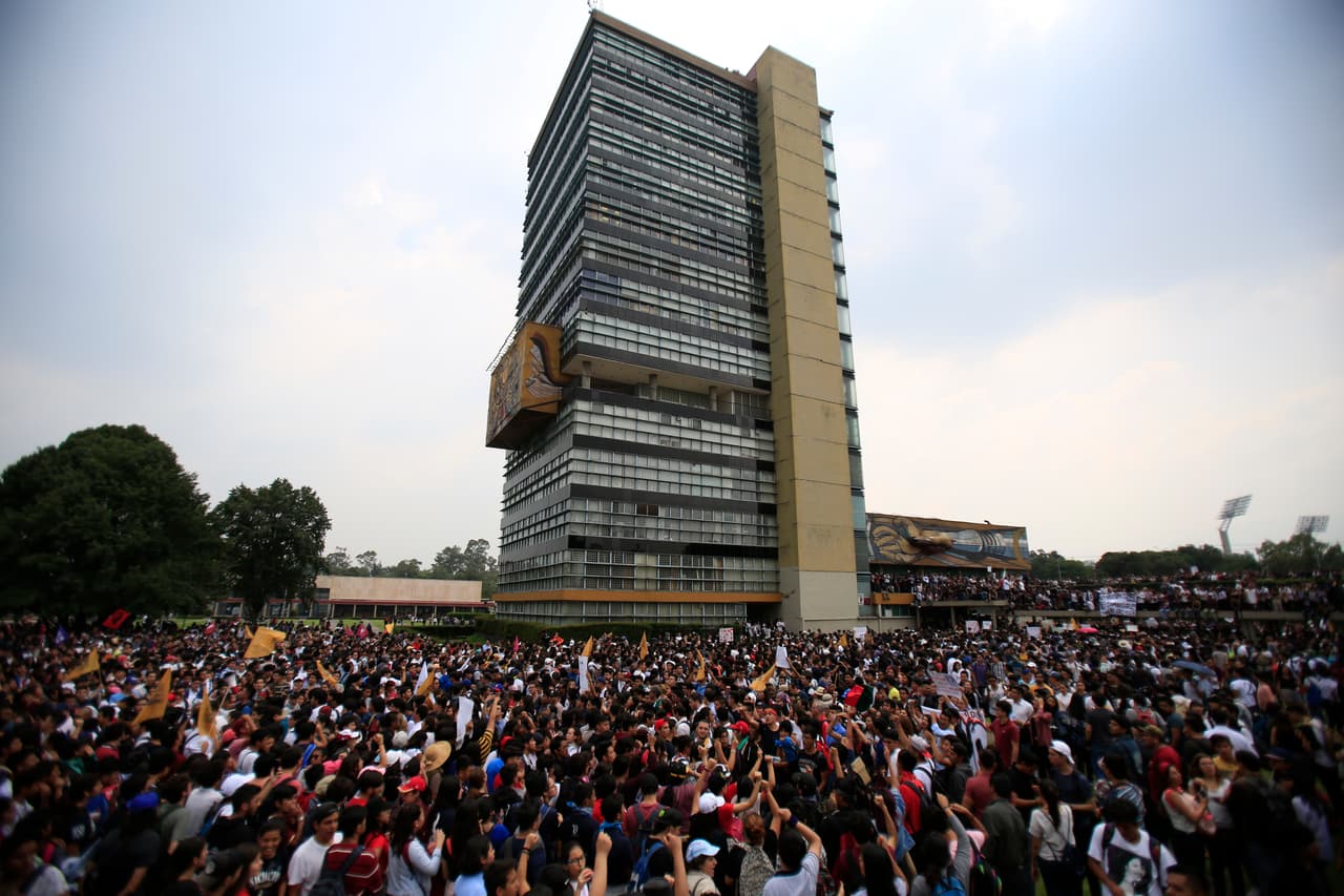 La reacción de la comunidad estudiantil fue contundente. El mismo martes convocaron a paro a más de 41 escuelas de la universidad y exigieron respuesta inmediata de las autoridades. El miércoles miles de jóvenes tomaron los espacios de la universidad y el partido MORENA, al que pertenece el presidente electo Andrés López Obrador, publicó un comunicado rechazando la violencia.