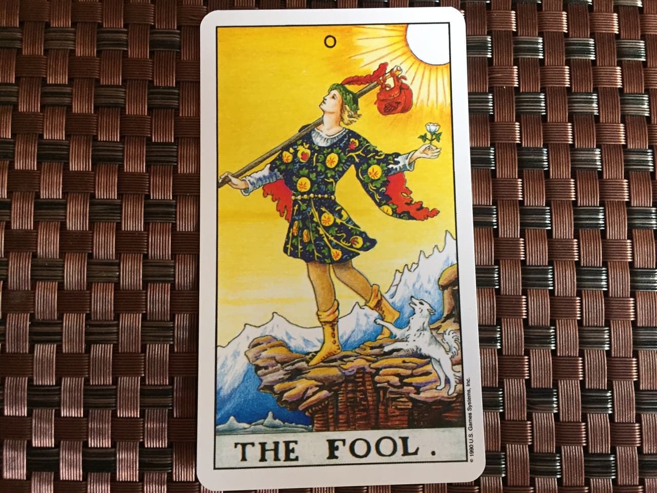 Por otra parte algunos pueden asumir que es un personaje que no sabe qué hacer con su vida, que no parece vivir en la realidad vagando de un lugar a otro, sin objetivo o metas qué alcanzar y que nadie a su alrededor toma en serio. ¿Estás abandonando tus compromisos para irte a perder la cabeza a otro lado?