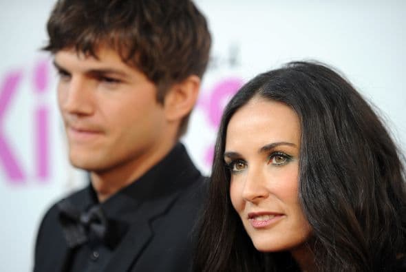 Ashton Kutcher y Demi Moore comenzaron a salir en 2003, luego de que la actriz se divorció. En 2005 sorprendieron al público al contraer matrimonio.