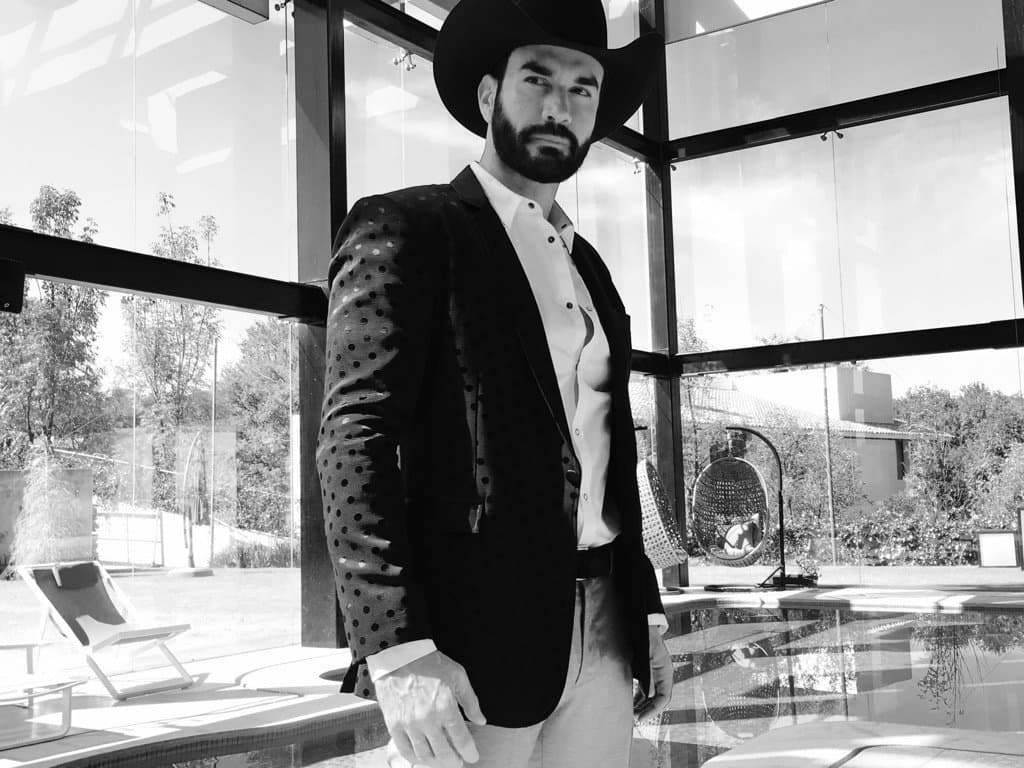 ¿Te gusta esta imagen de macho mexicano que 
<b><a href="http://www.univision.com/temas/david-zepeda">David Zepeda</a></b> luce en cada imagen?