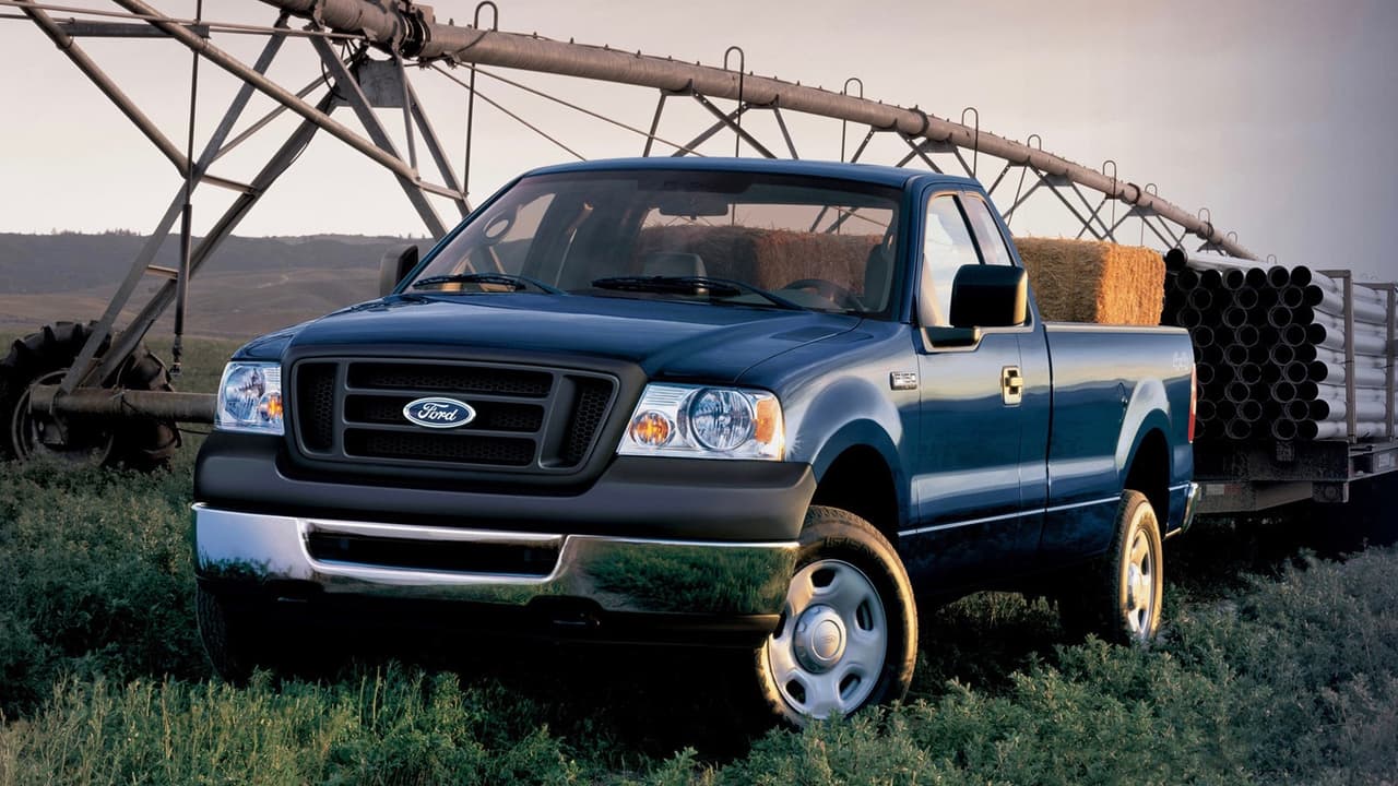<h3 class="cms-h3-H3">Pickup: Ford F-150 2005 -2011</h3>
<br>La F-150 es la versión más popular de la pickup Serie-F de Ford, la más vendida en todo el mundo. En 2005 debutó su generación número 11 con un enorme énfasis en diseño y calidad, necesario para dejar atrás los mucho problemas de la décima generación. La fórmula funcionó y para 2006 Ford vendió más de 900,000 pickups Serie-F, gracias a la popularidad de la F-150. Estas camionetas están siendo sorprendentemente longevas y su inventario es interminable.
<br>
<br>
<b>Ideal</b>; solo
<b> para quien realmente necesite una pickup</b>, ¿quién más va a querer un mastodonte como este?