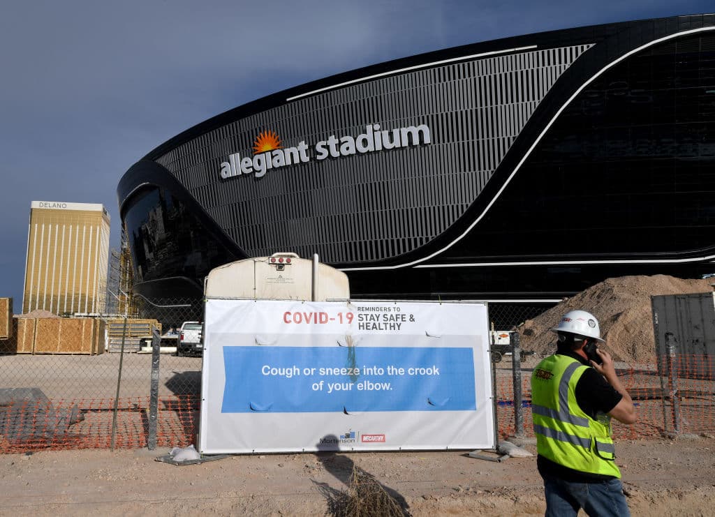 El Allegiant Stadium, nueva casa de Las Vegas Raiders, recibe los últimos detalles para ser estrenado la siguiente temporada de la NFL.