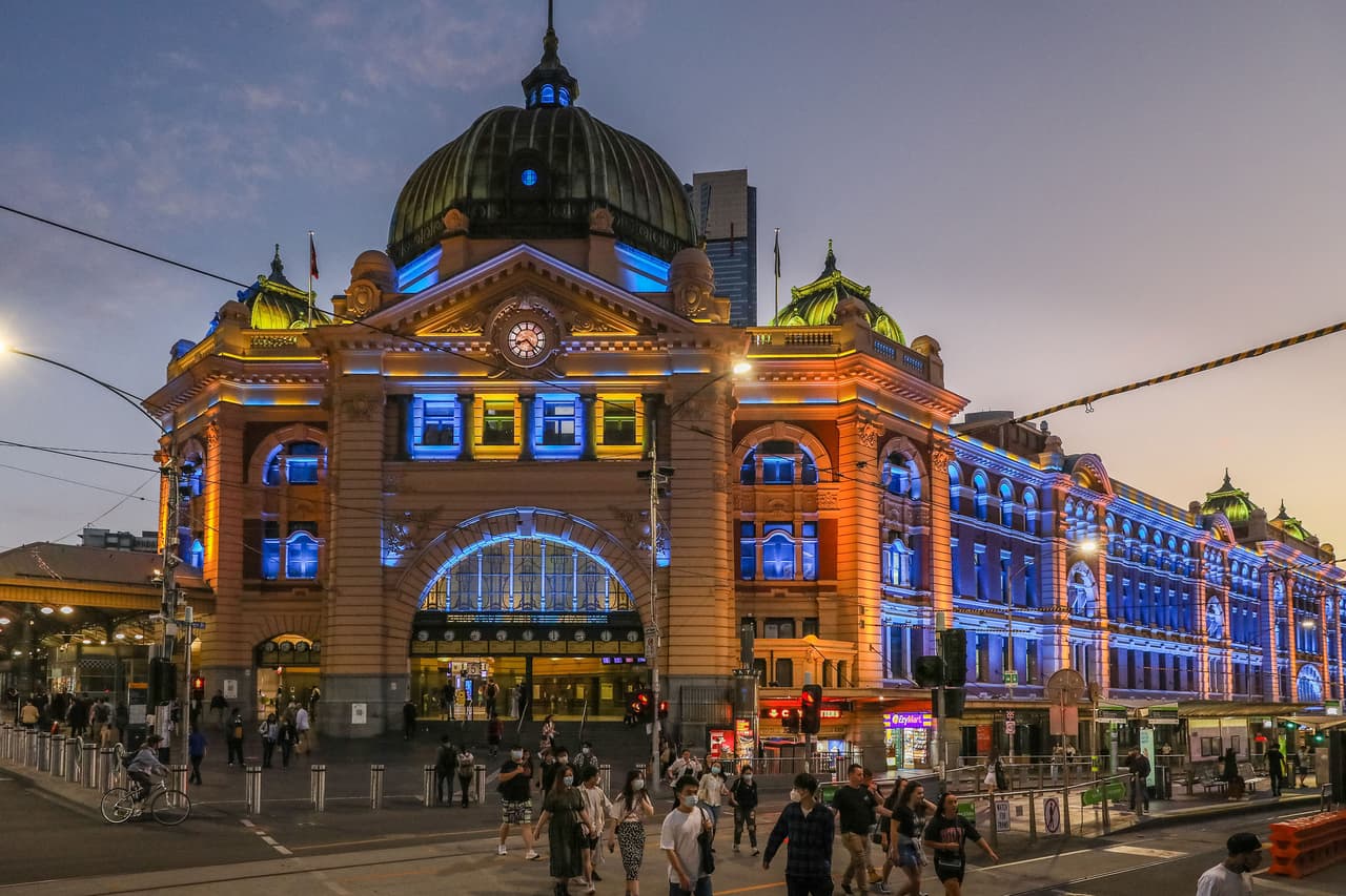 Una vista de la estación de tren de Flinders Street en Melbourne, Australia. En este país varios edificios públicos se han iluminado con los colores nacionales de Ucrania desde el 24 de febrero.