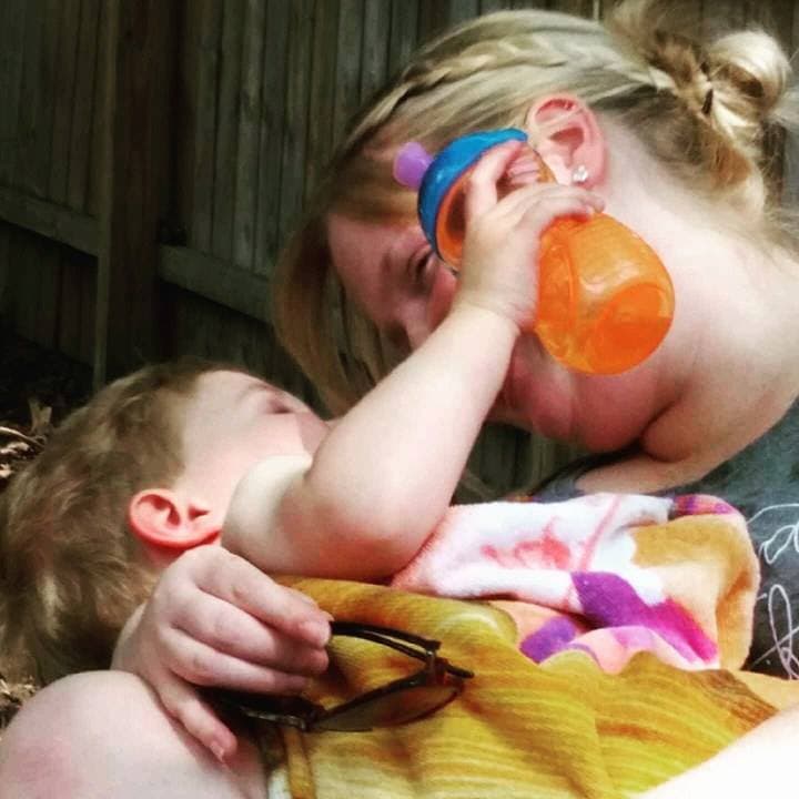 Lisa: “Empecé a pasar más tiempo imaginándome a mí misma muerta y que alguien iba a entrar a mi casa a robarse a mi hijo. Me volví fría e insensible hacia él y no sentía ningún amor, lo que me hacía sentir culpable. (...) Busqué ayuda después de tratar de lanzarme con mi coche desde un puente”.