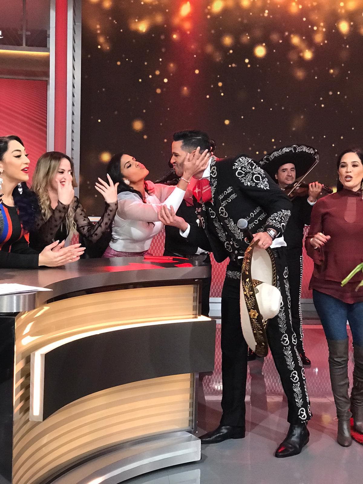 El afortunado fue el chef Yisus, quien enamoró a las finalistas de Reina de la Canción con sus ojos y la presencia que le dio el traje de mariachi.