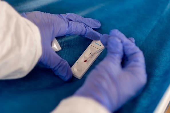 Tras esto, un grupo de voluntarios atendió a las personas sin hogar que viven en las calles de la isla para realizarle exámenes de covid-19 y entregarles.