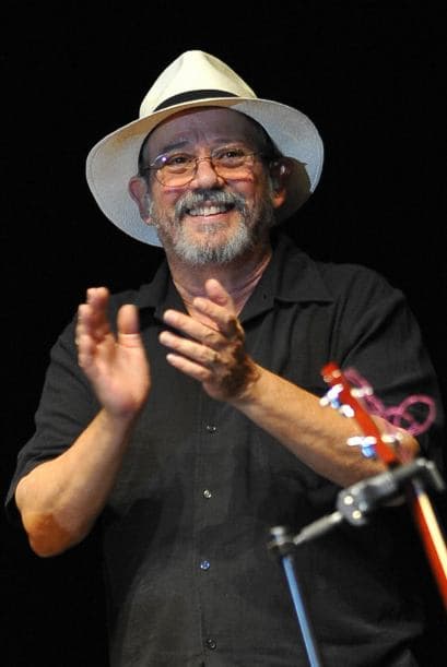 El cantautor cubano Silvio Rodríguez ofrecerá un concierto único el sábado en República Dominicana, donde recibirá además un premio local, informó este lunes en La Habana el artista, poco antes de viajar al vecino país caribeño.
