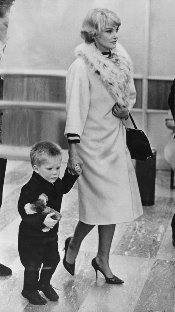Se casó en dos ocasiones. Su primera esposa fue la actriz australiana Diane Cilento, con quien tuvo a su único hijo, Jason. Se divorciaron en 1973. 
<br>