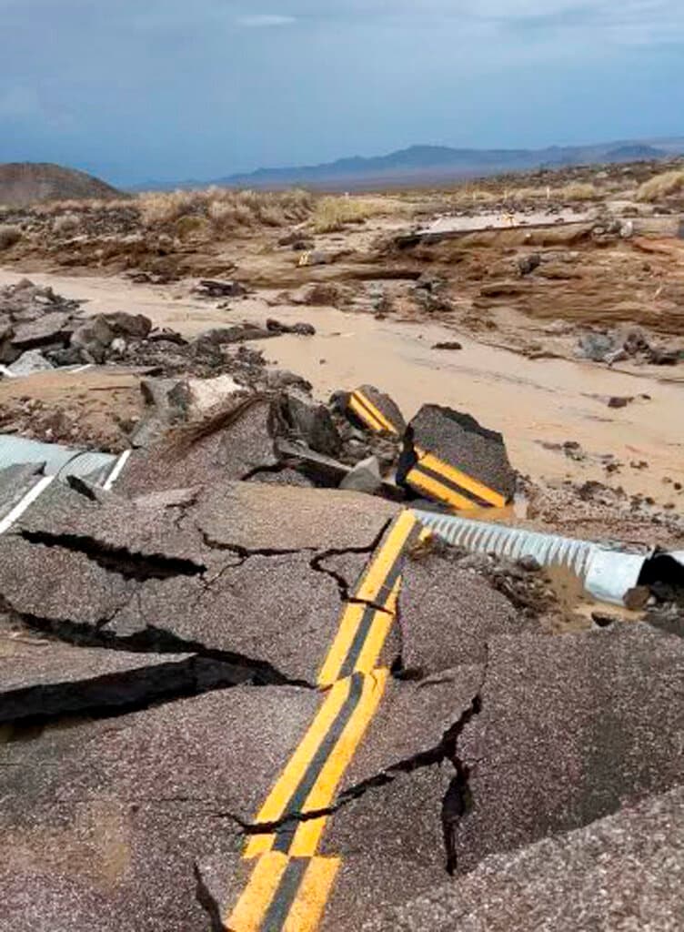 <b>“Muchas rutas en todo el parque han sido gravemente dañadas por la tormenta</b> y no son seguras para conducir”, informó Caltrans Distrito 9. La Ruta Estatal 190 está cerrada y se espera que abra solo este martes. Varias vías de la zona han sido afectadas por tormentas desde finales de julio.