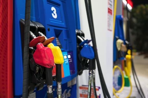 Usa “cruise control” para ayudar a mantener una velocidad constante y ahorrar combustible. Sin embargo, nunca uses este modo en carreteras resbaladizas porque podría producirse una pérdida de control del vehículo.