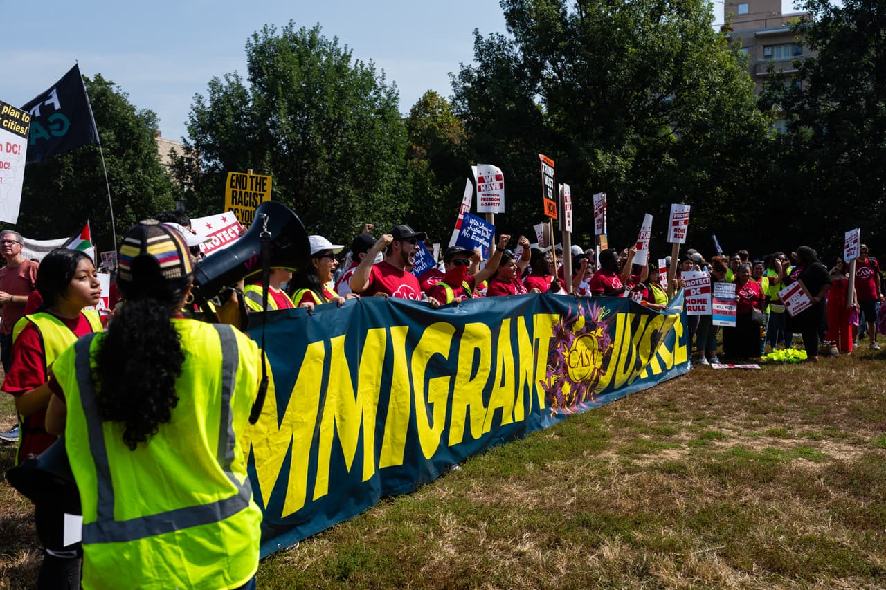 Entre ellas, la 
<b>defensa de los inmigrantes sin papeles</b>, que están bajo una fuerte ofensiva por parte de la Casa Blanca.