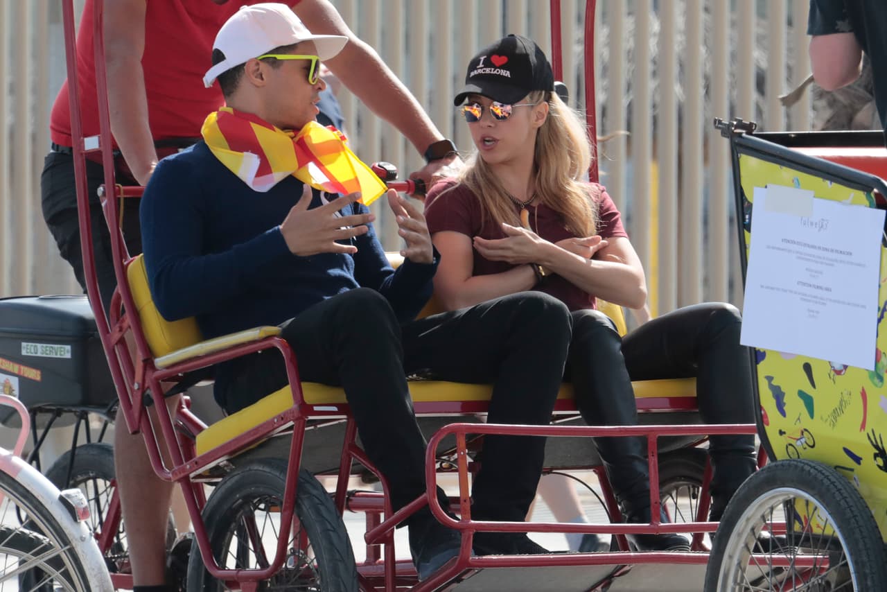 Shakira, con pantalones de cuero en la primera de Barcelona, y una gorra que dice "I love Barcelona".