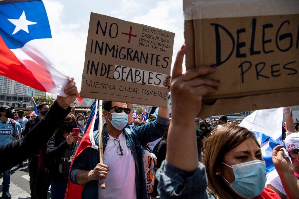 En Iquique llegaron a juntarse
<b>5,000 chilenos </b>con pancartas de mensajes xenófobos:
<b>"No más inmigrantes indeseables" o "Chile para los chilenos" </b>eran algunas de las frases que podían leerse y que ellos coreaban frente al campamento de migrantes asustados.