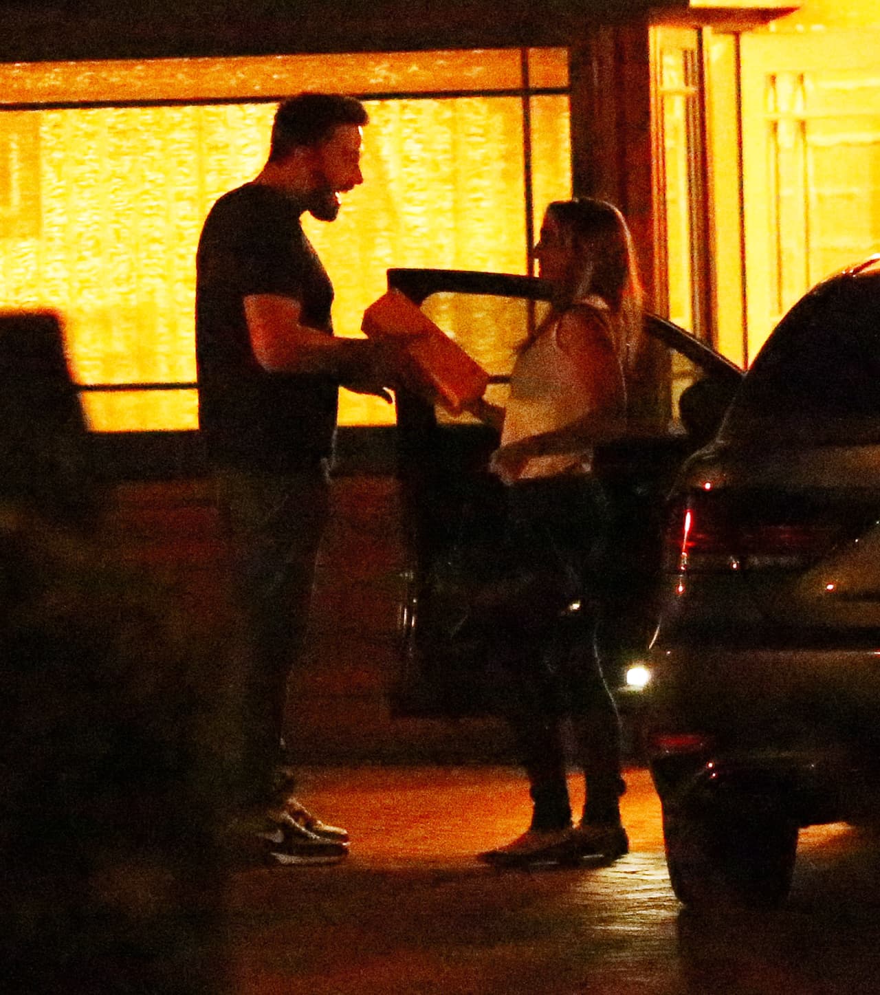 Christine visitó al actor en su casa y hasta lel levó un regalo.