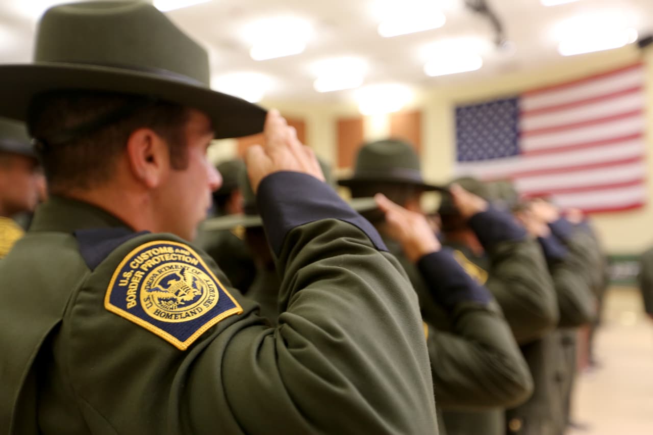 <b>En búsqueda de más agentes. </b>La Patrulla Fronteriza lleva años sin lograr los cerca 21,000 oficiales que tiene presupuestados. La Academia dice estar reclutando más, pero algunos agentes también comentan que el problema han sido las deserciones.