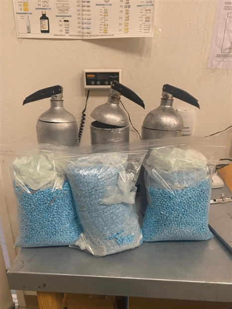 La Oficina del Alguacil del Condado de Yavapai informó que el conductor, del cual no se proporcionaron detalles, fue arrestado y encarcelado.