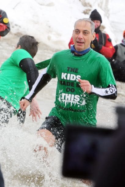 ¡Lo hizo!Mira lo congelado que quedó el comediante Jimmy Fallon luego de aceptar el reto que le hizo el alcalde de Chicago Rahm Emanuel de lanzarse a las congeladas aguas del Lago Chicago durante el Polar Plunge 2014 y con un temperatura de 2 grados
