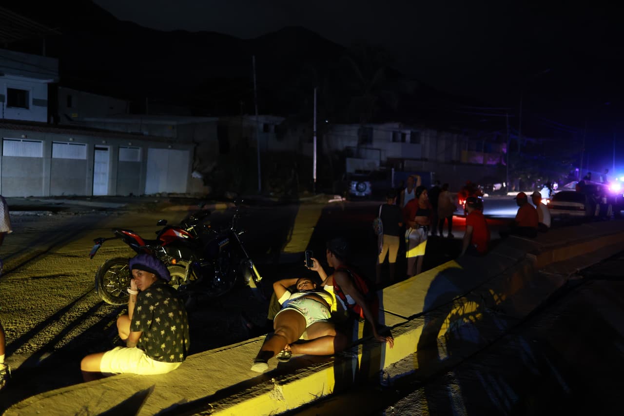 Los residentes madrugan en la mediana de una carretera después de que los terremotos azotaran La Guaira, Venezuela, el jueves 25 de junio de 2026.