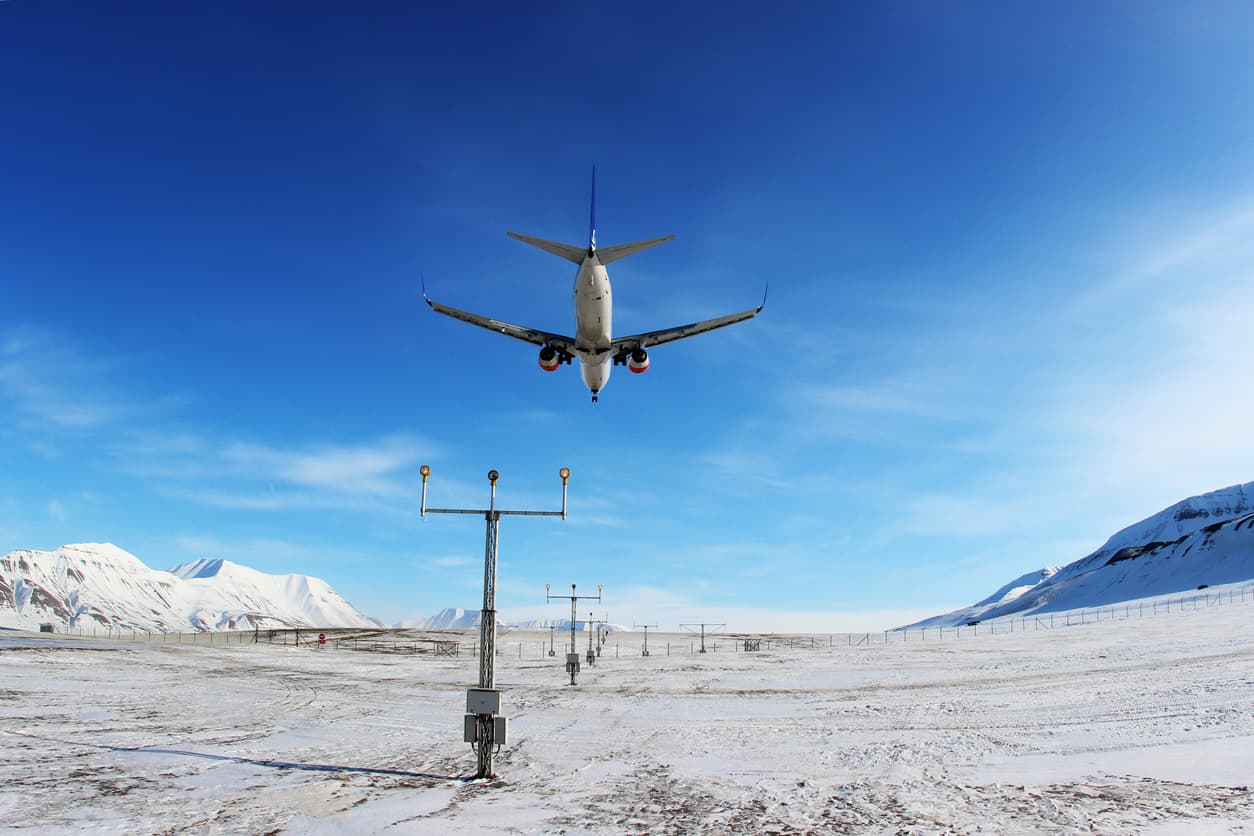 <h3 class="cms-H3-H3">Aeropuerto de Svalbard (LYR), Noruega</h3>
<br>
<br>Las pistas de los aeropuertos se construyen directamente sobre hielo permanente espeso. El derretimiento estacional del hielo requiere reparaciones y mantenimiento constantes del aeropuerto. 
<br>
<br>Un estudio muestra que el fenómeno del calentamiento global pronto provocará una grave distorsión de la vía y, en el futuro, deberá cerrarse.
<br>