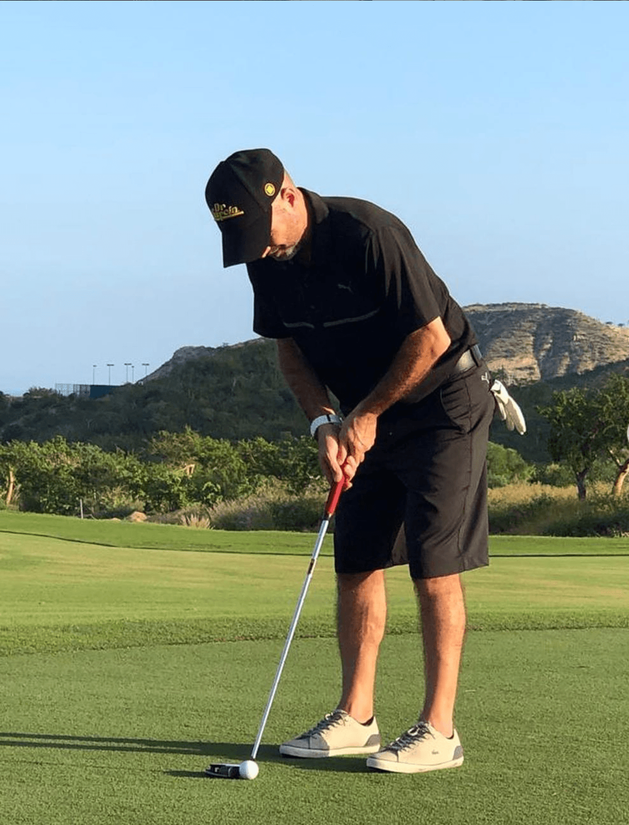 El exfutbolista Luis García disfruta mucho de jugar este deporte, pues se le ha visto con continuidad practicándolo.