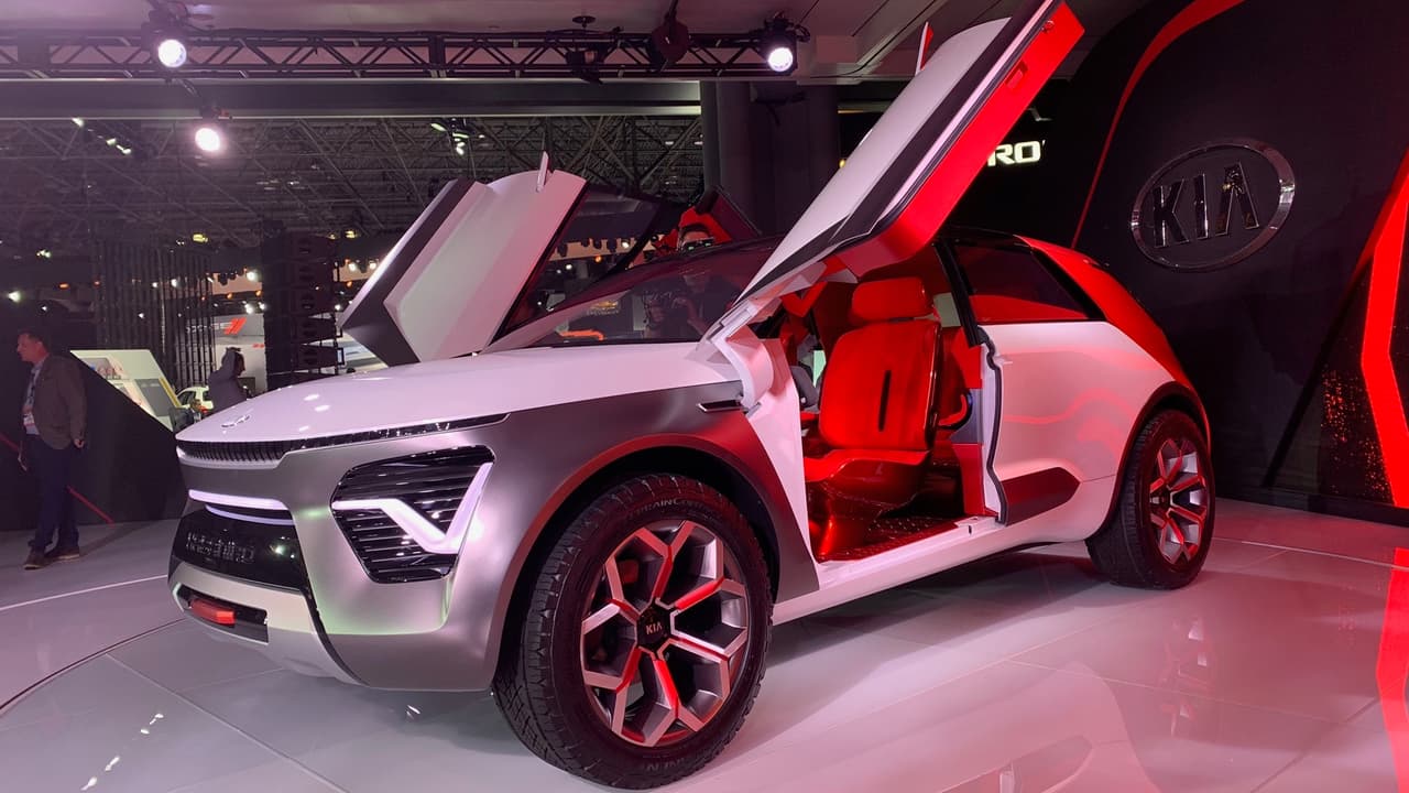 <h3 class="cms-H3-H3">Kia HabaNiro</h3>
<br>Situado definitivamente en el campo del futurismo, este carro 
<b>concepto eléctrico </b>de 4 puertas con apertura hacia arriba y tracción en las 4 puertas es una especie de navaja suiza sobre ruedas. Su autonomía de 300 millas por carga así lo confirma.