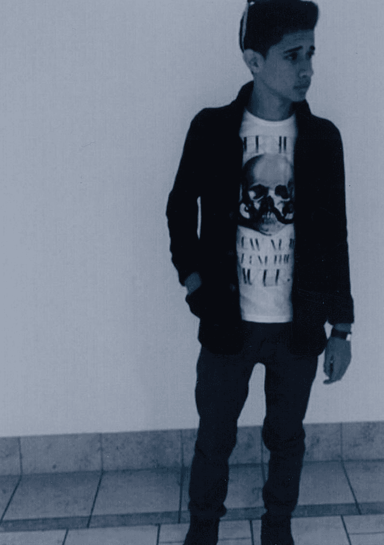 Su padre es un reconocido atleta, comenzó cantando en parrandas en Puerto Rico y su padre le ha inculcado a disciplina.