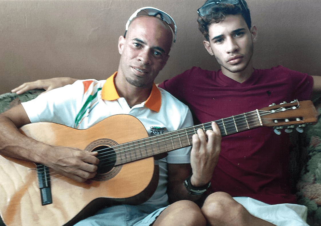 Su padre es un reconocido atleta, comenzó cantando en parrandas en Puerto Rico y su padre le ha inculcado a disciplina.