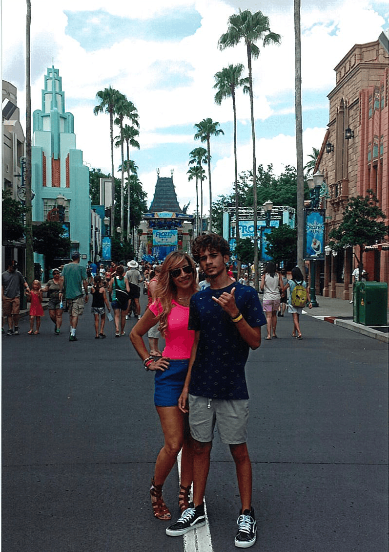 Su padre es un reconocido atleta, comenzó cantando en parrandas en Puerto Rico y su padre le ha inculcado a disciplina.