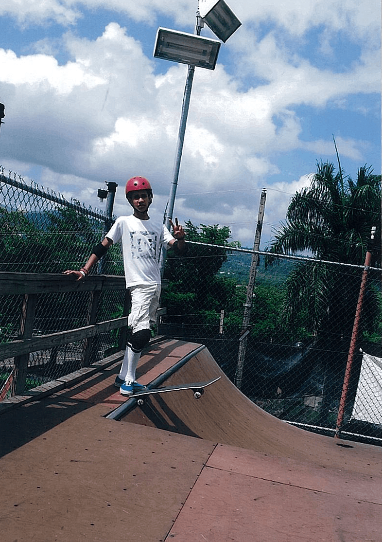 Su padre es un reconocido atleta, comenzó cantando en parrandas en Puerto Rico y su padre le ha inculcado a disciplina.