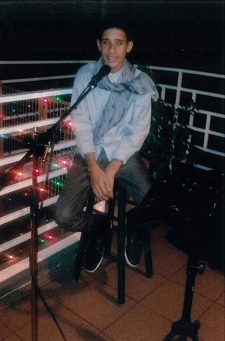 Su padre es un reconocido atleta, comenzó cantando en parrandas en Puerto Rico y su padre le ha inculcado a disciplina.