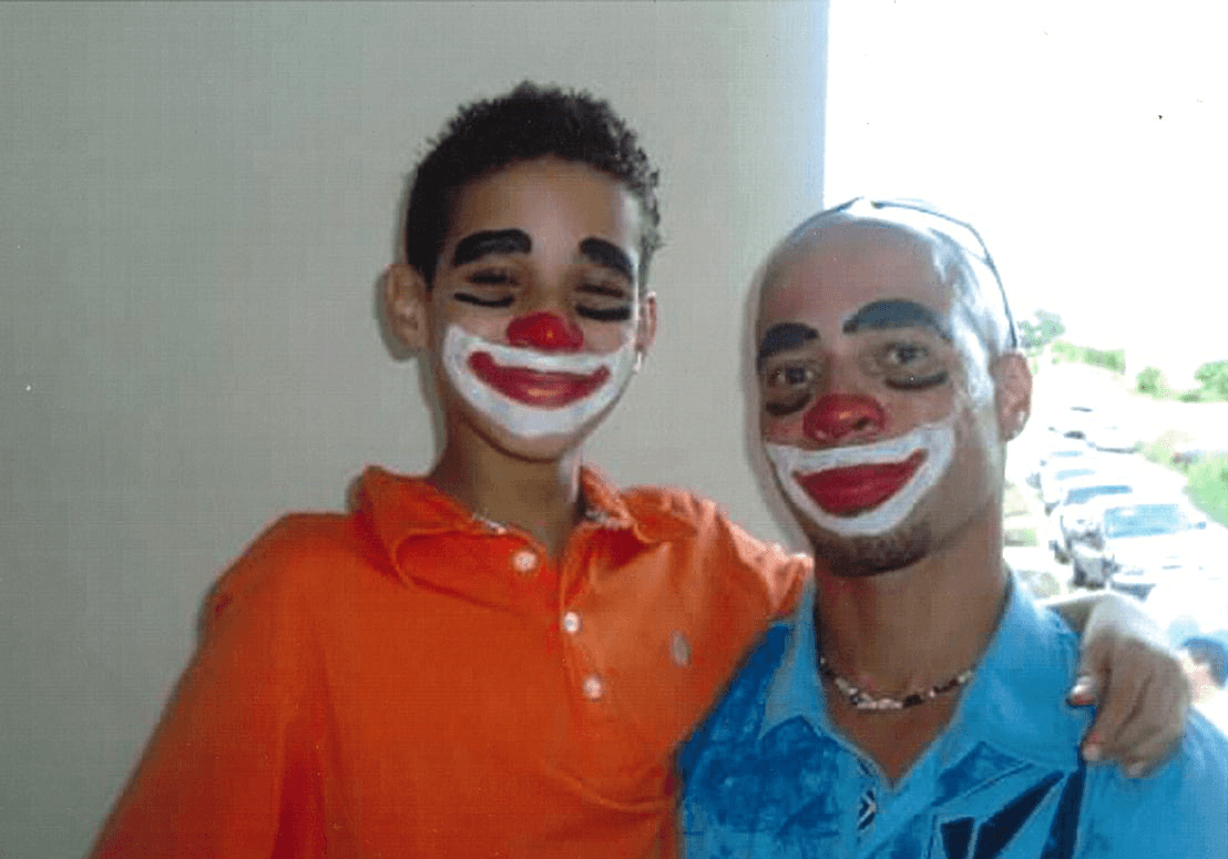 Su padre es un reconocido atleta, comenzó cantando en parrandas en Puerto Rico y su padre le ha inculcado a disciplina.