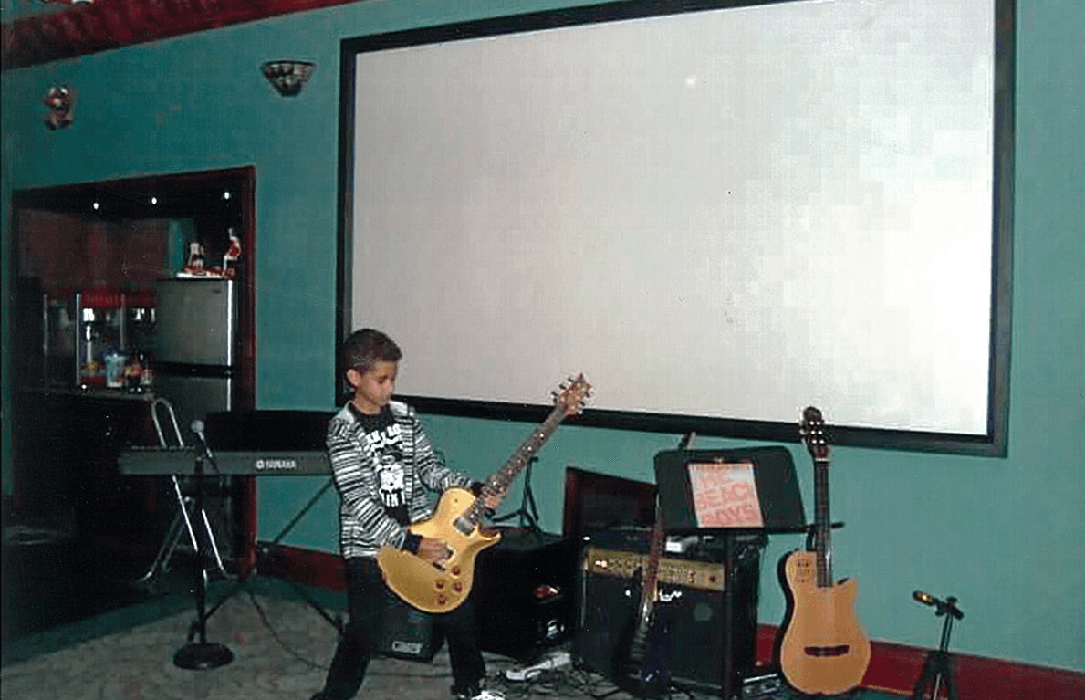 Su padre es un reconocido atleta, comenzó cantando en parrandas en Puerto Rico y su padre le ha inculcado a disciplina.