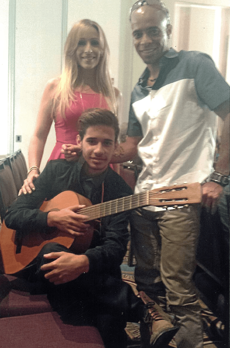 Su padre es un reconocido atleta, comenzó cantando en parrandas en Puerto Rico y su padre le ha inculcado a disciplina.