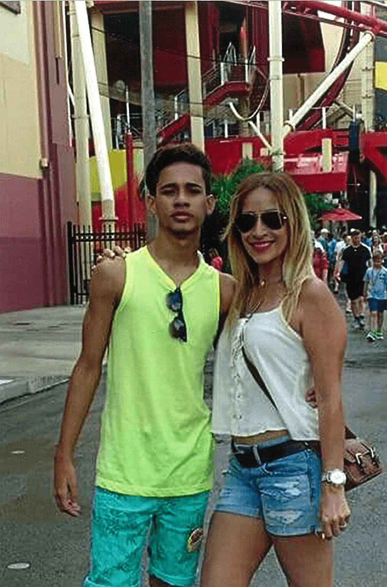 Su padre es un reconocido atleta, comenzó cantando en parrandas en Puerto Rico y su padre le ha inculcado a disciplina.