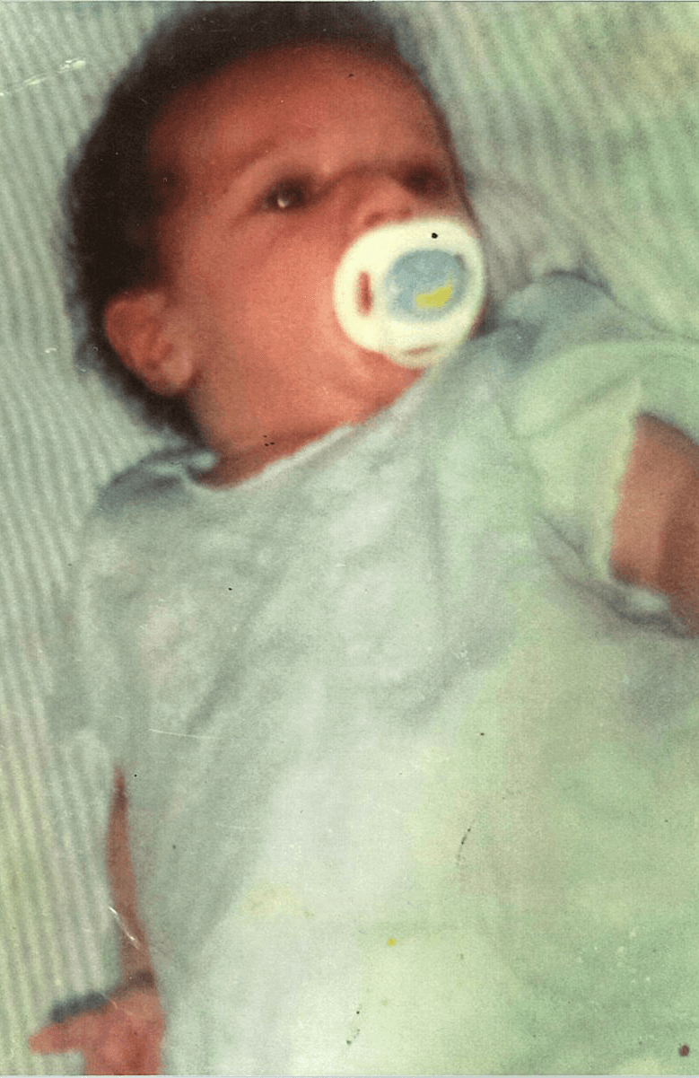 Su padre es un reconocido atleta, comenzó cantando en parrandas en Puerto Rico y su padre le ha inculcado a disciplina.