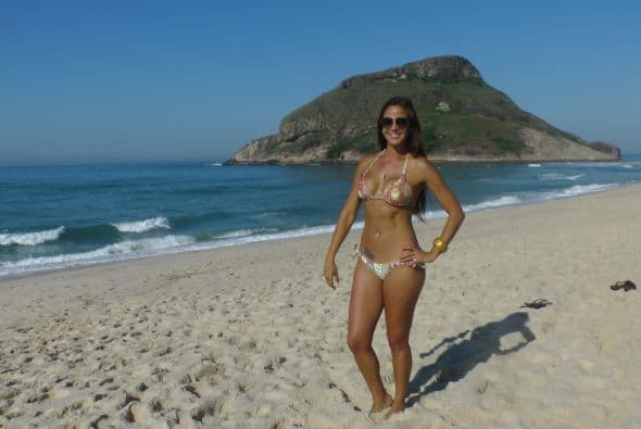 Y es que aprovechando el calorcito de Río de Janiro, Karen presumió cuerpazo.