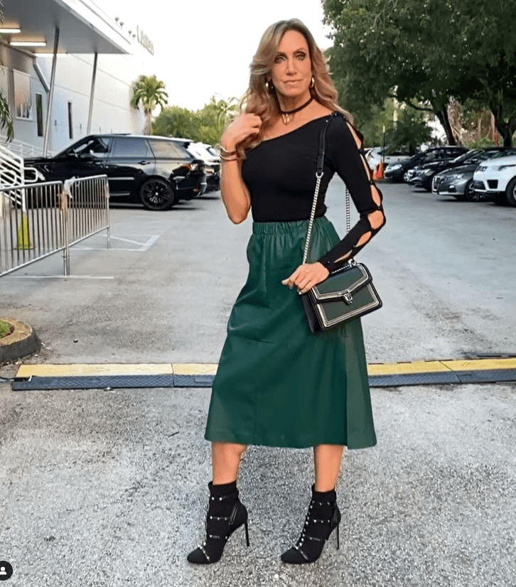 Estos botines negro con aplicaciones y tacón de aguja fueron toda una sensación y combinaron a la perfección con la falda de piel larga.