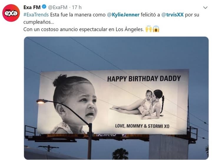 Su petición de tener otro hijo no fue el único detalle que Kylie tuvo hacia su “esposito”. Apenas unos días antes del 30 de abril, 
<b><a href="https://www.infobae.com/america/entretenimiento/2019/04/28/kylie-jenner-sorprendio-a-travis-scott-con-una-espectacular-felicitacion-de-cumpleanos-en-la-via-publica/" target="_blank">mandó colocar un anuncio espectacular</a></b> en la intersección de Santa Mónica y La Ciénega, en West Hollywood, con la siguiente frase: 
<b>"Feliz cumpleaños papi. Con amor, mami y Stormi"</b>.