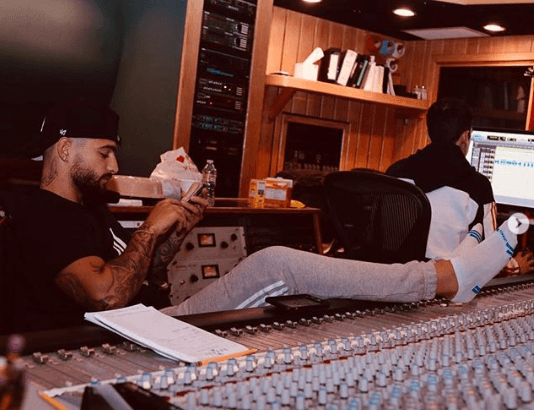 “La canción es para esos HP (hijos de p…) que engañan a las mujeres”, dijo Maluma durante la transmisión por Instagram.