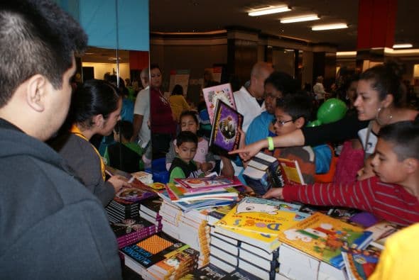 Miles se dieron cita a la octava edición de la Feria Para Aprender, en donde la comunidad hispana recibió información sobre educación en todos los niveles.